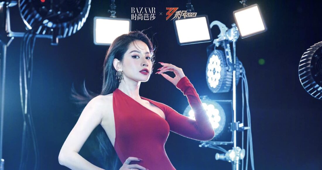 Chi Pu chụp hình quảng bá chương trình. Ảnh: Mango TV