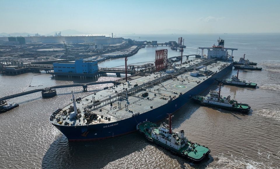 Tàu dầu đỗ tại một cảng ở Chiết Giang (Trung Quốc) hồi tháng 1. Ảnh: Reuters