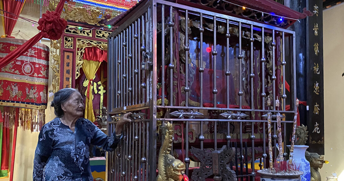 Bà Lương Hoàng Oanh - Phó Ban quản lý Di tích Công thần miếu chỉ nơi bảo quản các sắc phong. Ảnh: An Bình