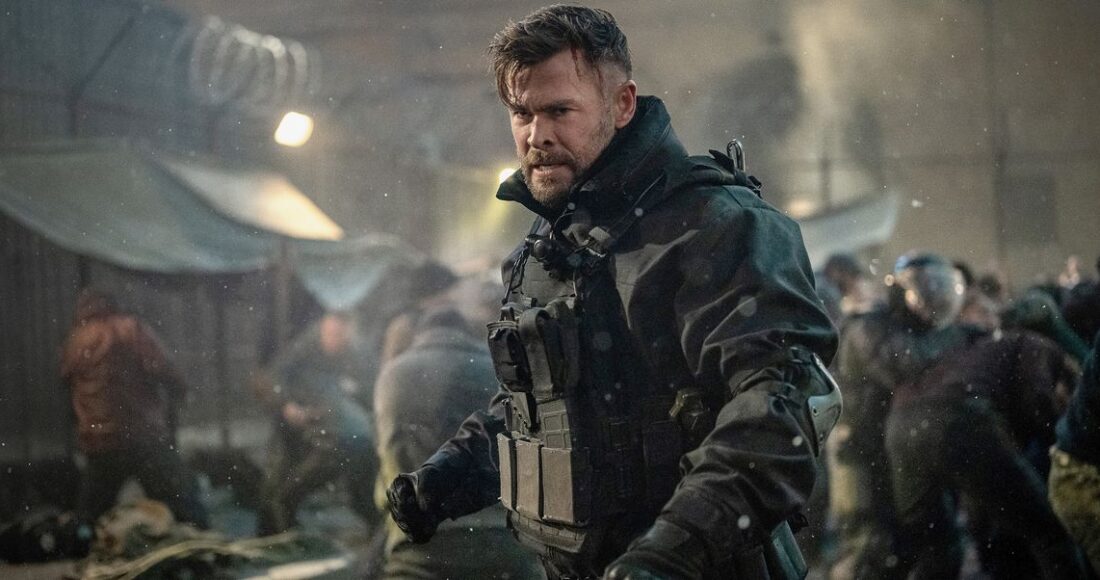 Tạo hình của tài tử Chris Hemsworth trong phần hai phim Extraction.