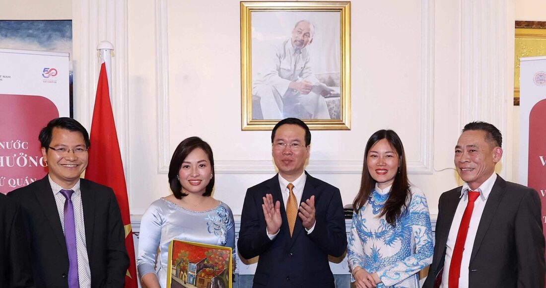 Chủ tịch nước Võ Văn Thưởng (giữa) tặng quà lưu niệm cho Hội Người Việt Nam tại Anh ngày 4/5. (Ảnh: Thống Nhất/TTXVN)