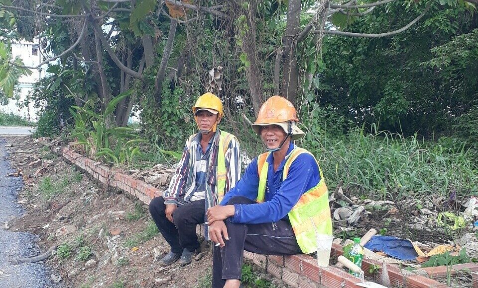 Công nhân tại công trình xây dựng ở TP HCM ngồi nghỉ ngơi trong thời gian bị mất điện đột ngột. Ảnh: Linh Đan