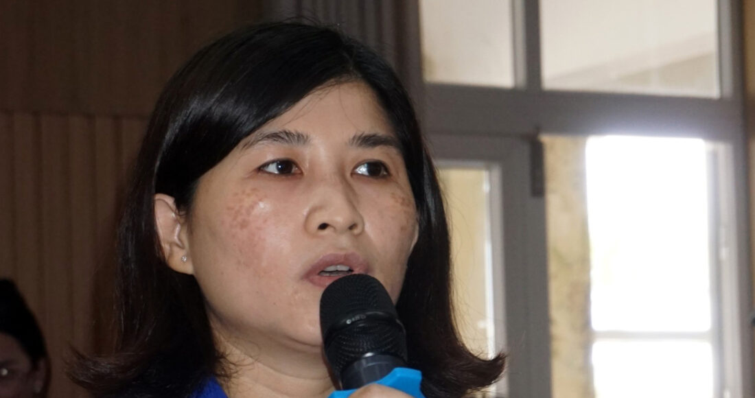 Công nhân Tường Vy nêu ý kiến tại cuộc tiếp xúc cử tri chiều 12/5. Ảnh: Nguyễn Đông