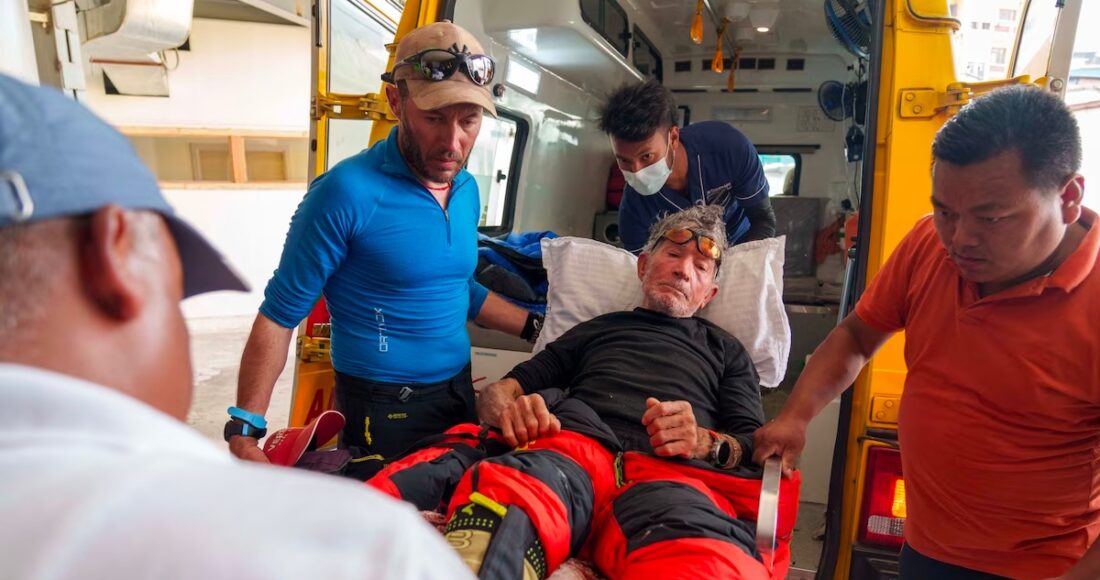 Cụ ông Carlos Soria được đưa tới bệnh viện ở thủ đô Kathmandu, Nepal ngày 18/5. Ảnh: AP