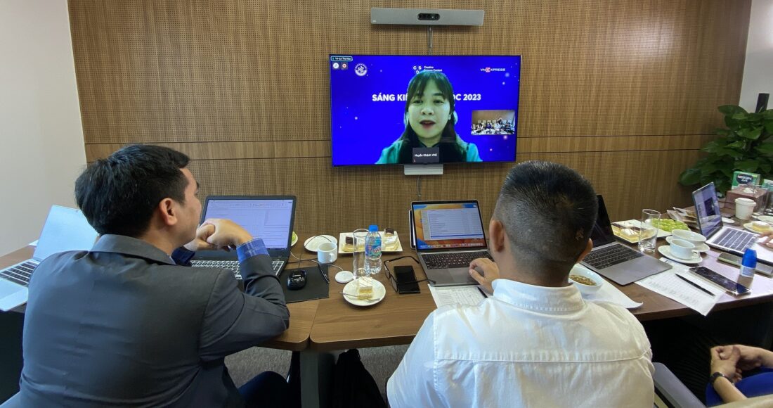 Ban giám khảo chấm điểm các dự án tại vòng chung kết.