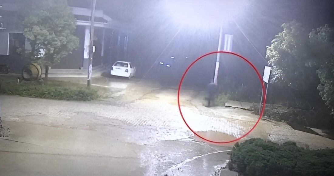 Camera giám sát ghi lại hình ảnh Hà Tử Hoa quay lại lúc nửa đêm. Ảnh: Toutiao