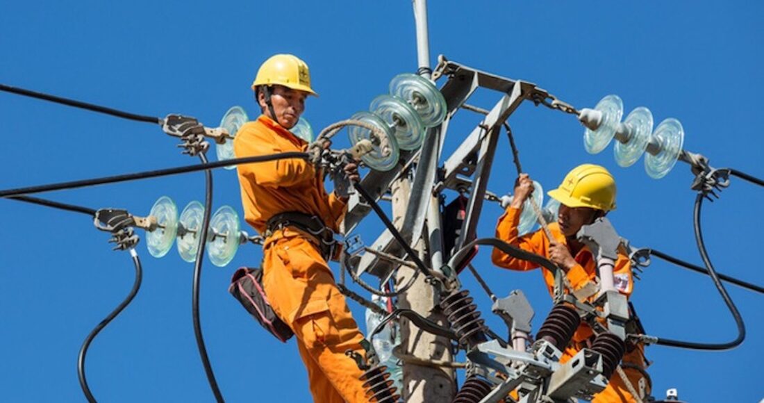 Công nhân điện lực Hà Nội sửa chữa trên đường dây trong mùa khô 2022. Ảnh: EVNHanoi