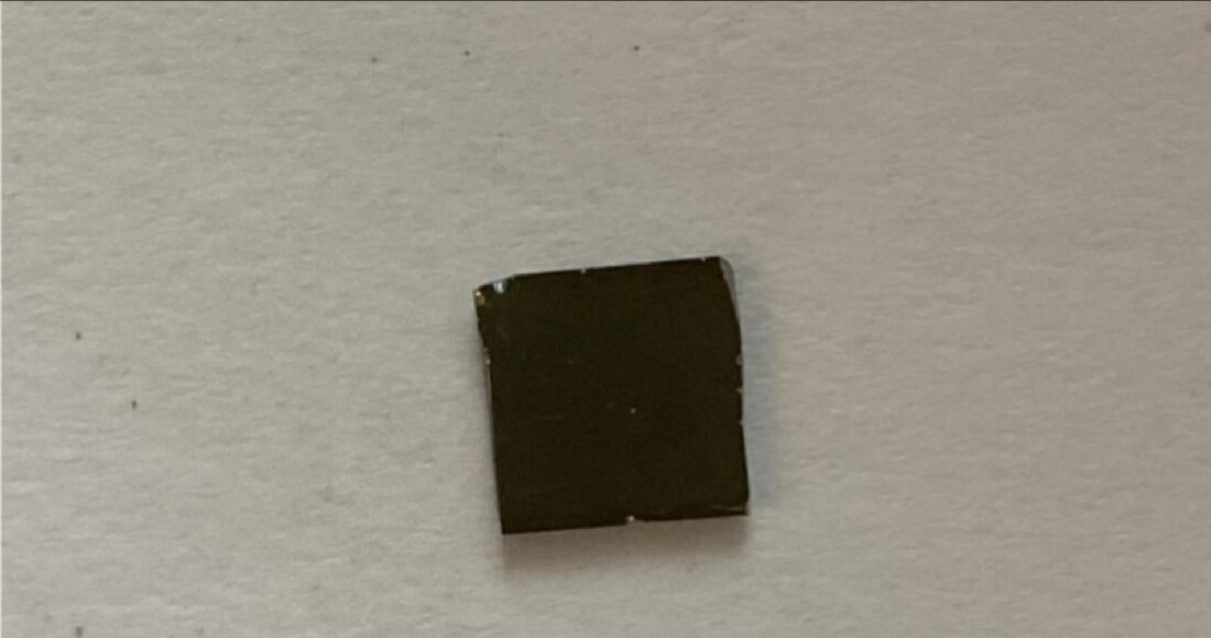 Hình ảnh đế SERS kích thước 0,5 x 0,5 cm nhận biết thuốc nhuộm thực phẩm. Ảnh: NVCC
