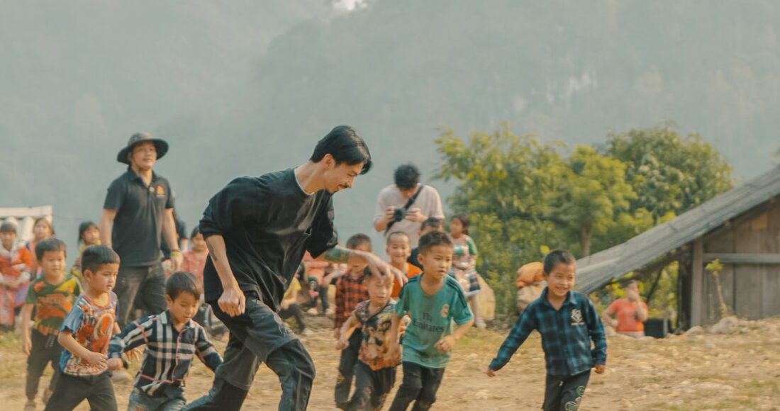 Đen Vâu ấp ủ dự án nuôi các trẻ em vùng cao đến trường với MV mới. Ảnh: Lê Duy