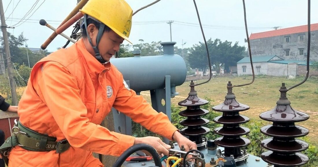 Thành phố Móng Cái cắt điện để đấu nối đường dây 110kV Móng Cái- Đông Hưng. Ảnh: Điện lực móng cái
