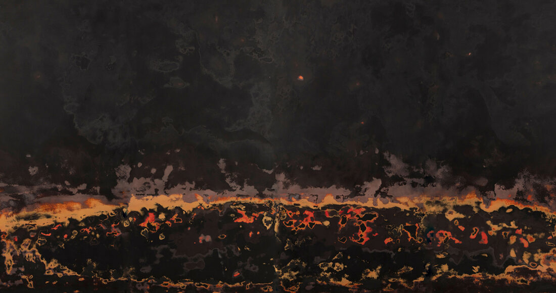 Tác phẩm Thiên Khải với dải sáng như các vệt đen đang bốc cháy giữa vầng thái dương. Ảnh: Bến Thành Art