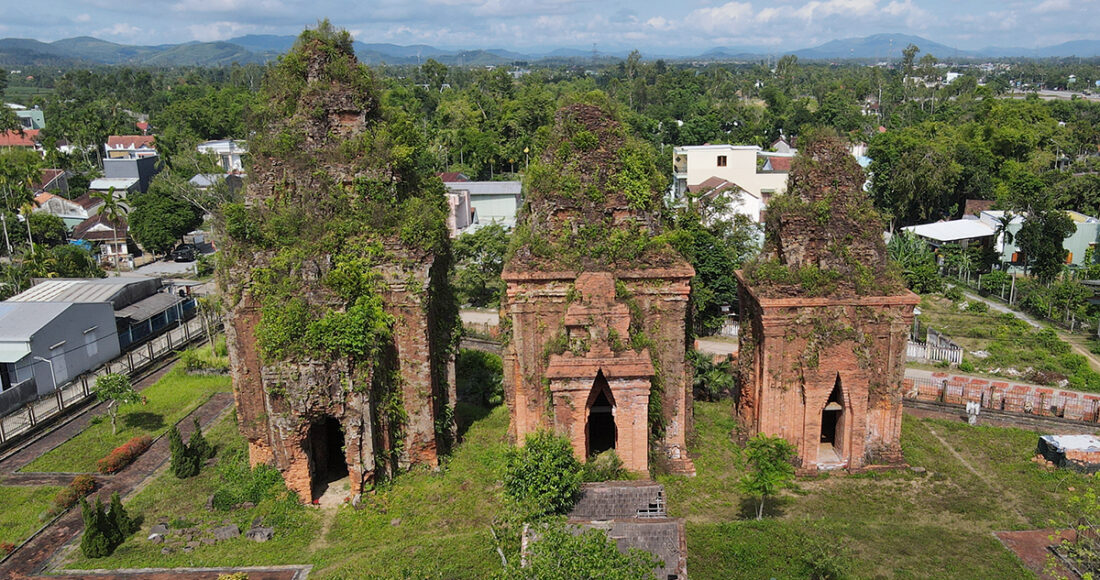Nhóm tháp Chăm Khương Mỹ có 3 tháp, trong đó tháp Bắc và Giữa (phía bên phải) được trùng tu. Ảnh: Đắc Thành