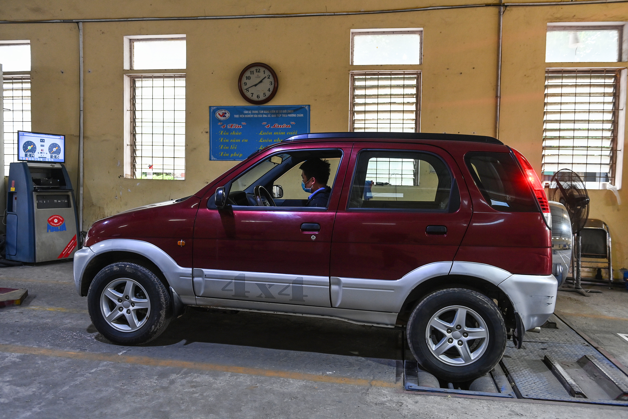 Đăng kiểm tại Trung tâm xe cơ giới 29.03V, đường Cầu Giấy, Đống Đa, Hà Nội, ngày 1/3. Ảnh: Giang Huy