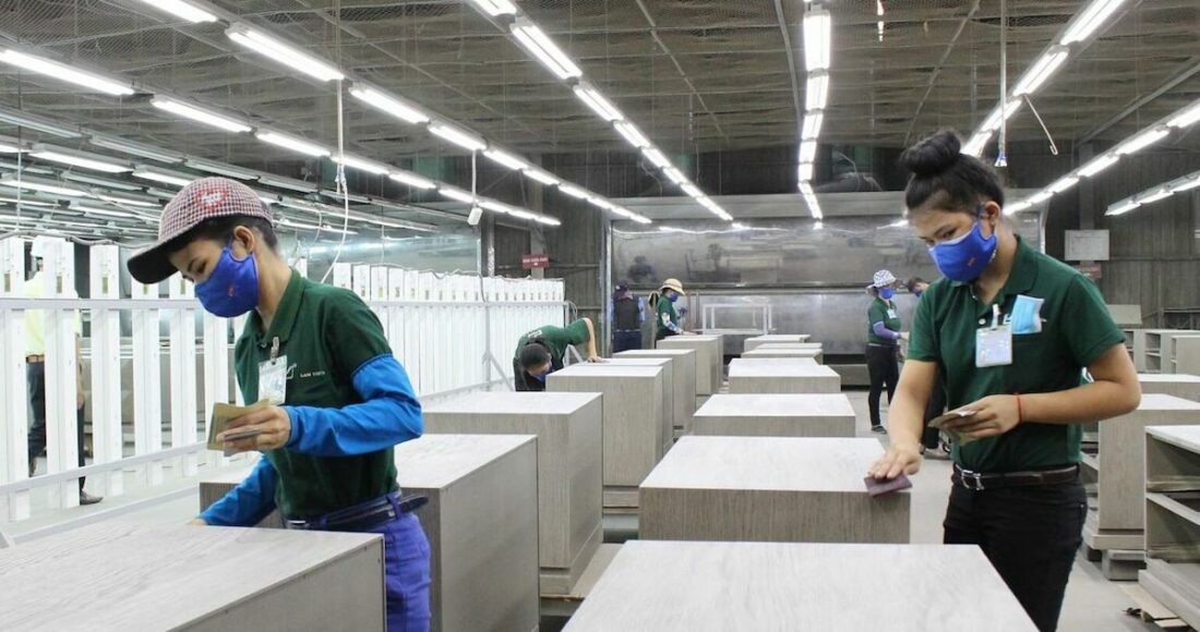 Công nhân nhà máy Gỗ Lâm Việt (Bình Dương) trong giờ sản xuất. Ảnh: Đình Trọng