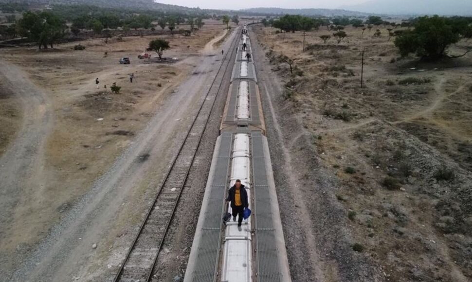 Người di cư trên nóc tàu ở Huehuetoca, Mexico, hướng đến biên giới Mỹ, ngày 26/4. Ảnh: Reuters
