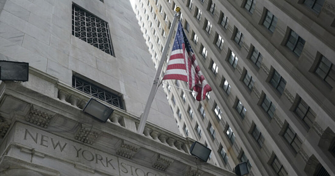 Mặt tiền Sở chứng khoán New York. Ảnh: AP