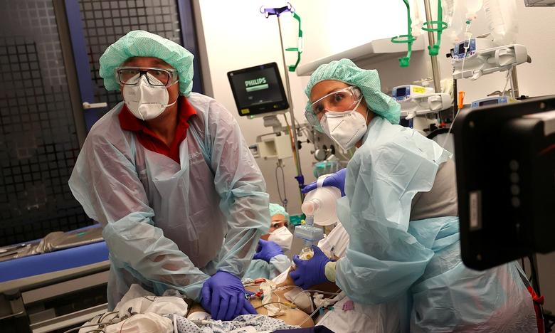 Bác sĩ và nhân viên y tế thực hiện nhiệm vụ tại một phòng khám ở Hanau, Đức, hồi tháng 4/2020. Ảnh: Reuters