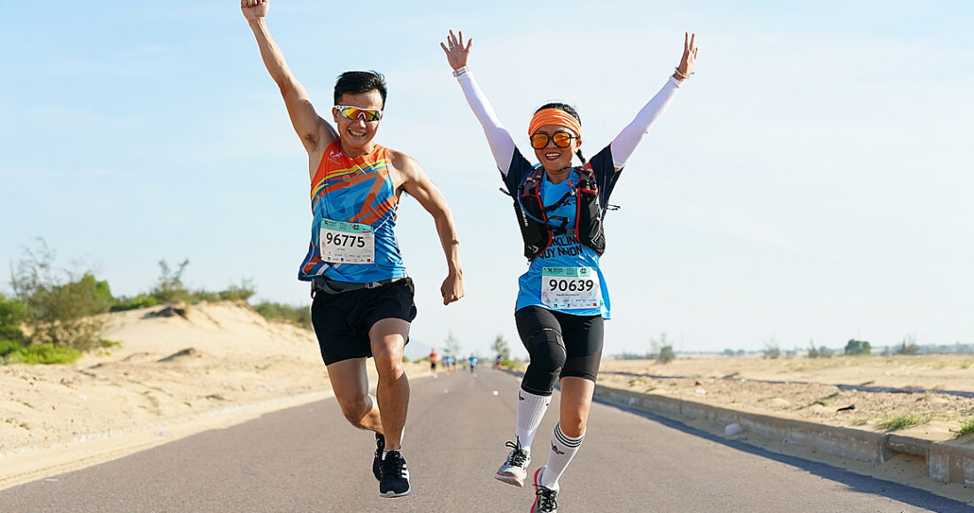 Runner chạy trên khu bán đảo Phương Mai. Ảnh: VM