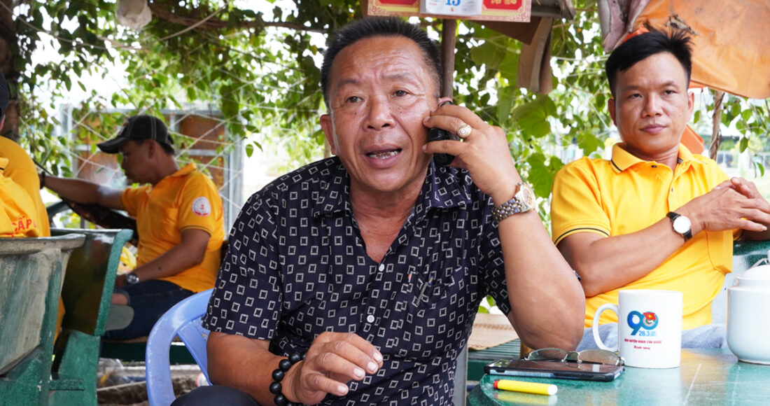 Ông Mai Văn Chư nhận cuộc gọi từ gia đình bệnh nhân chiều 10/5. Ảnh: Hoàng Nam