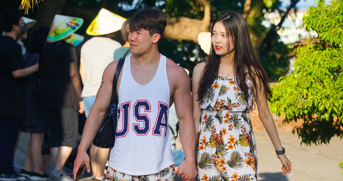 Du khách Hàn Quốc tham quan tháp bà Ponagar dịp lễ 30/4-1/5, TP Nha Trang, Khánh Hoà. Ảnh: Bùi Toàn