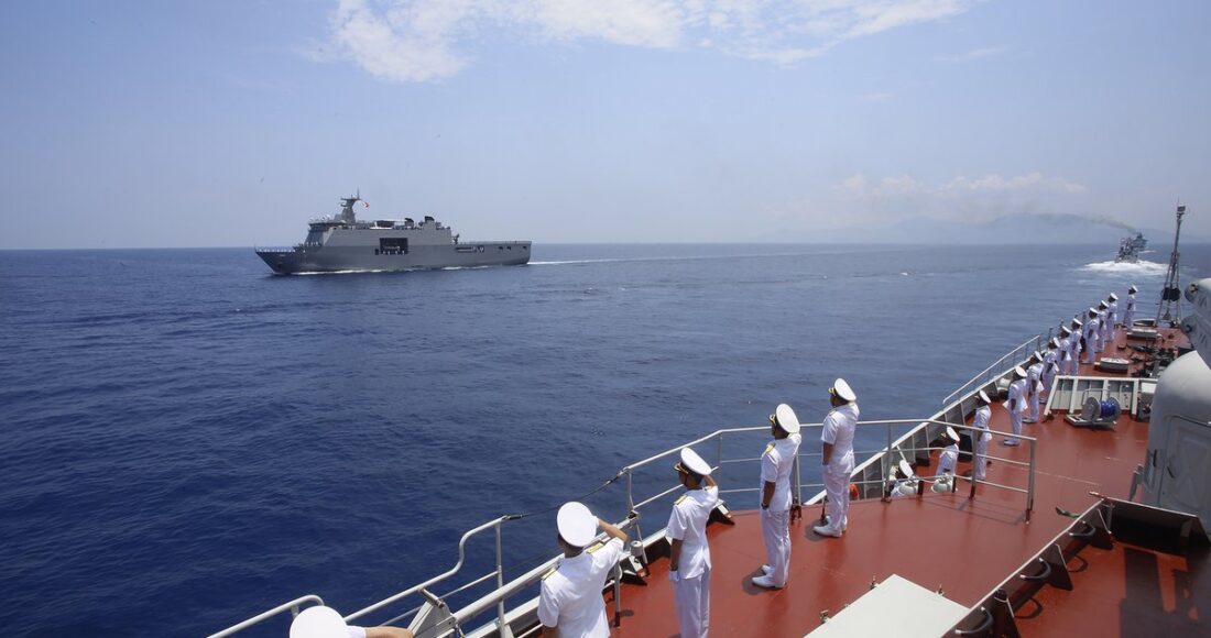 Thủy thủ đoàn tàu 015 Trần Hưng Đạo chào tàu chỉ huy Philippines trong duyệt binh hôm 11/5. Ảnh: Báo Hải quân