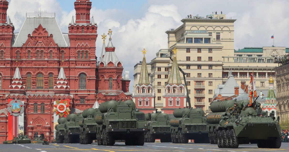 Thiết giáp BTR-82A và xe bệ phóng S-400 trong lễ duyệt binh tại Quảng trường Đỏ, Moskva, Nga tháng 5/2022. Ảnh: Reuters