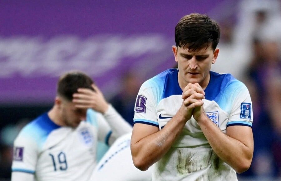 Maguire thất vọng khi cùng Anh thua Pháp và bị loại ở tứ kết World Cup 2022. Ảnh: Reuters