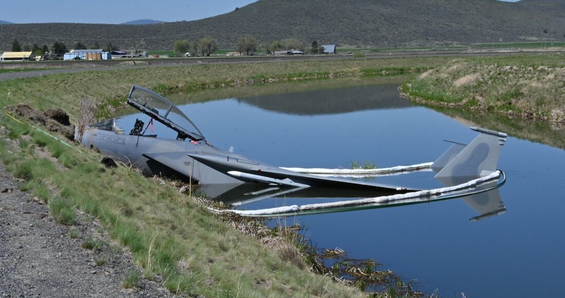 Tiêm kích F-15D Mỹ dưới kênh thủy lợi sau sự cố ở bang Oregon hôm 16/5. Ảnh: USAF