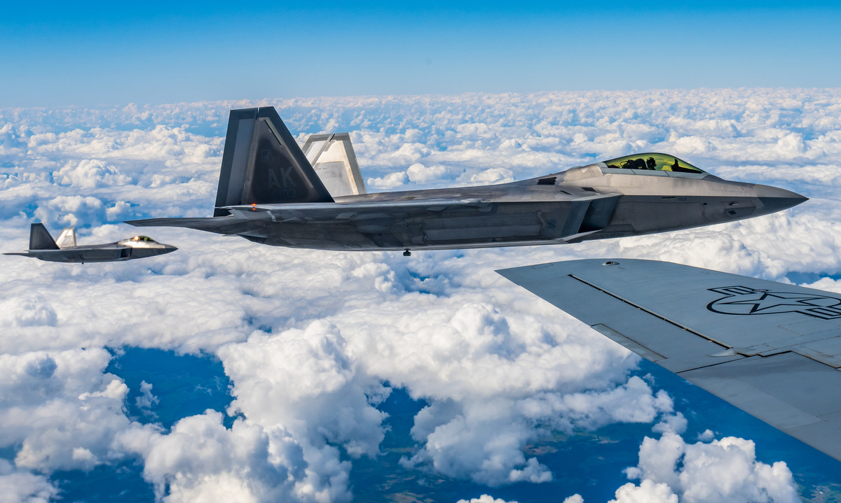 Tiêm kích F-22 Mỹ bay trên bầu trời Ba Lan hồi tháng 8/2022. Ảnh: USAF