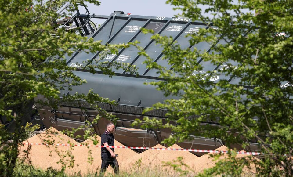 Hiện trường vụ tàu ngũ cốc trật bánh ở Simferopol, Crimea, ngày 18/5. Ảnh: Reuters