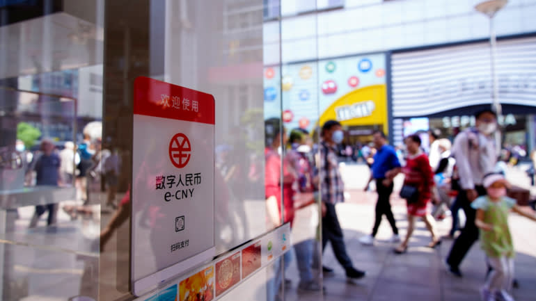 Một điểm chấp nhận thanh toán bằng nhân dân tệ điện tử ở Trung Quốc. Ảnh: Reuters