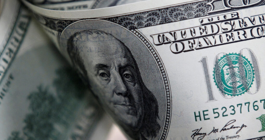 Tờ 100 USD chụp tại Seoul  vào tháng 2/2011. Ảnh: Reuters