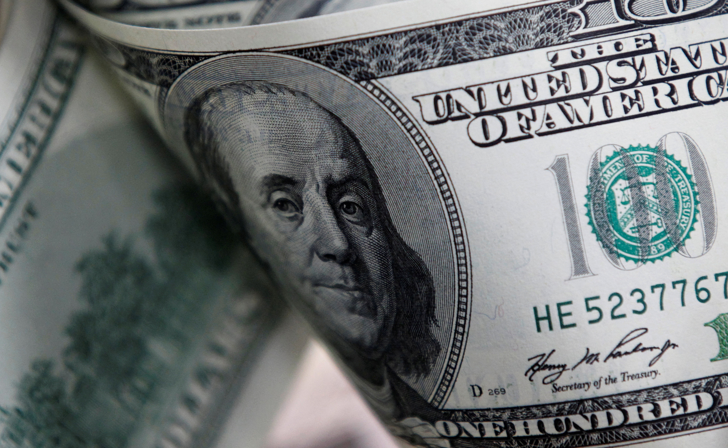 Tờ 100 USD chụp tại Seoul  vào tháng 2/2011. Ảnh: Reuters