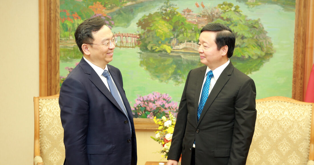 Phó Thủ tướng Trần Hồng Hà trao đổi với Chủ tịch BYD Wang Chuanfu hôm 5/5. Ảnh: VGP