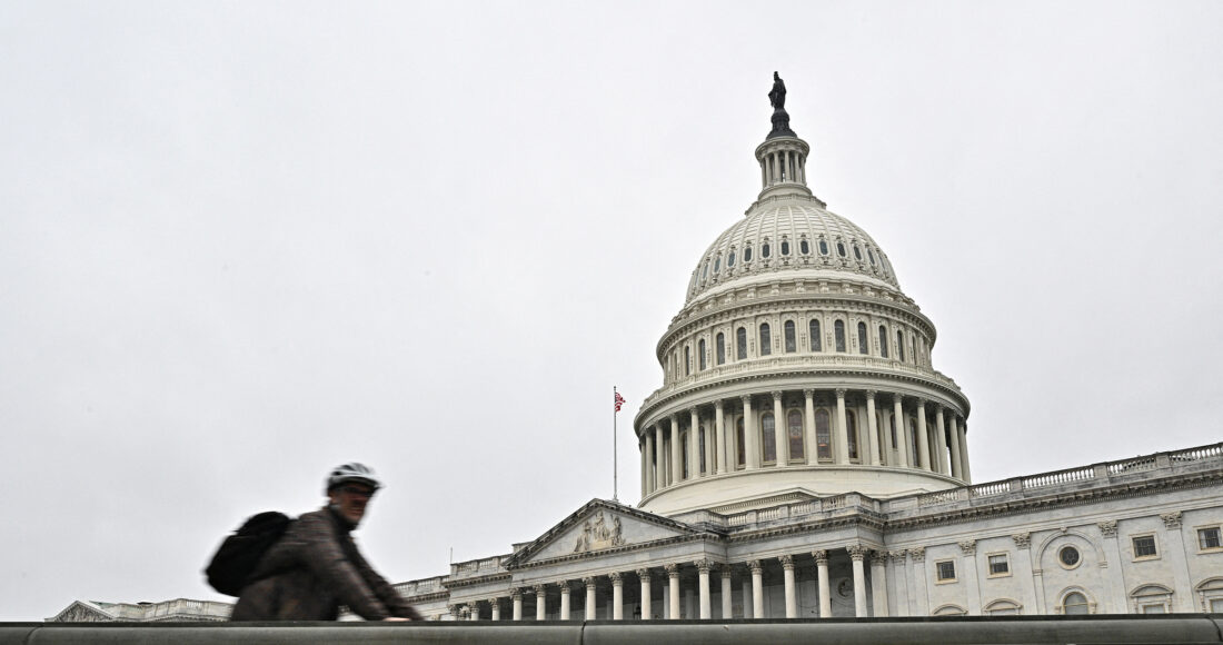 Một người đi xe đạp ngang qua tòa nhà Quốc hội Mỹ ở Washington DC ngày 3/1/2020. Ảnh: Reuters