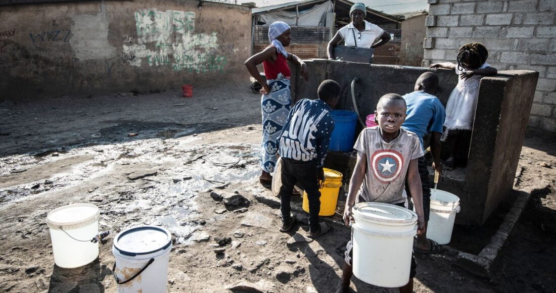 Người dân mua nước uống tại Kanyama, Kenya. Ảnh: Simon Townsley