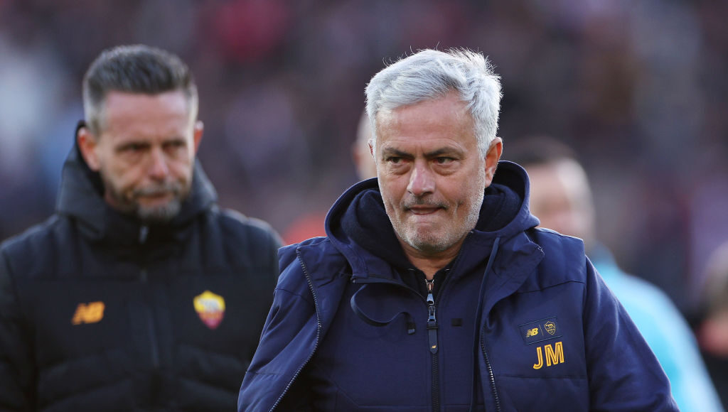 Mourinho rời sân sau khi cùng Roma thắng Feyenoord chung cuộc 4-2 tại tứ kết Europa League. Ảnh: AFP