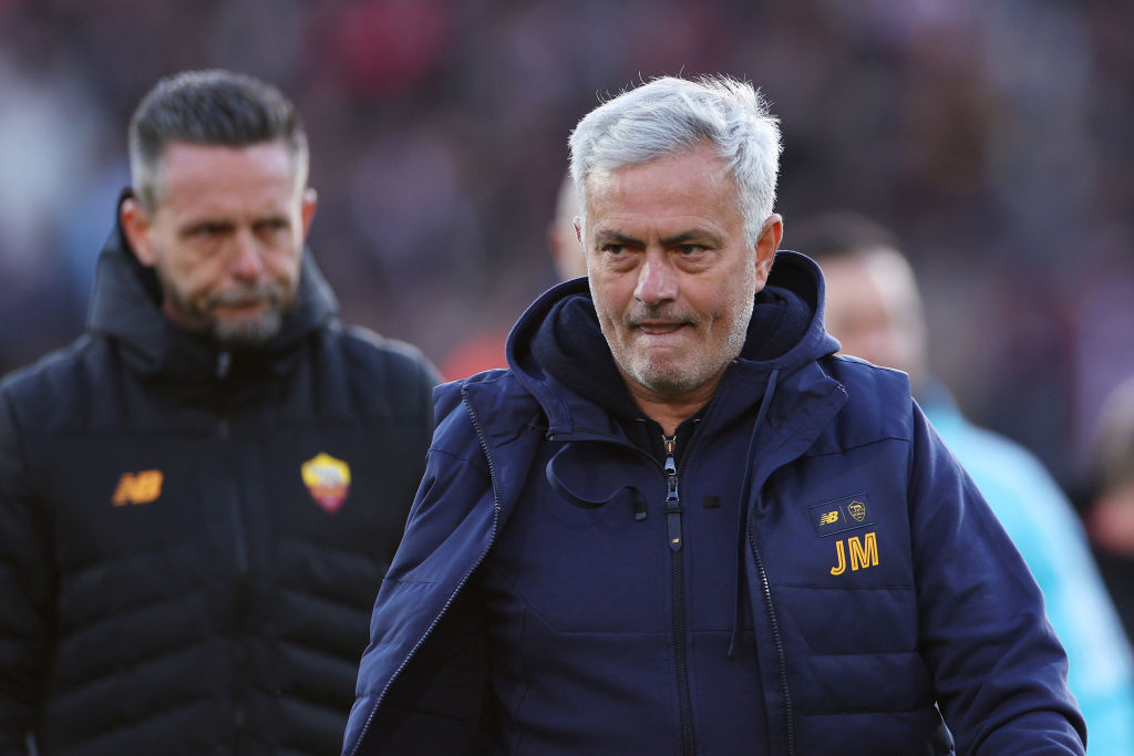 Mourinho rời sân sau khi cùng Roma thắng Feyenoord chung cuộc 4-2 tại tứ kết Europa League. Ảnh: AFP