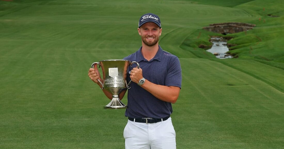 Clark nâng Cup Wells Fargo Championship. Ảnh: Twitter / Wyndham_Clark