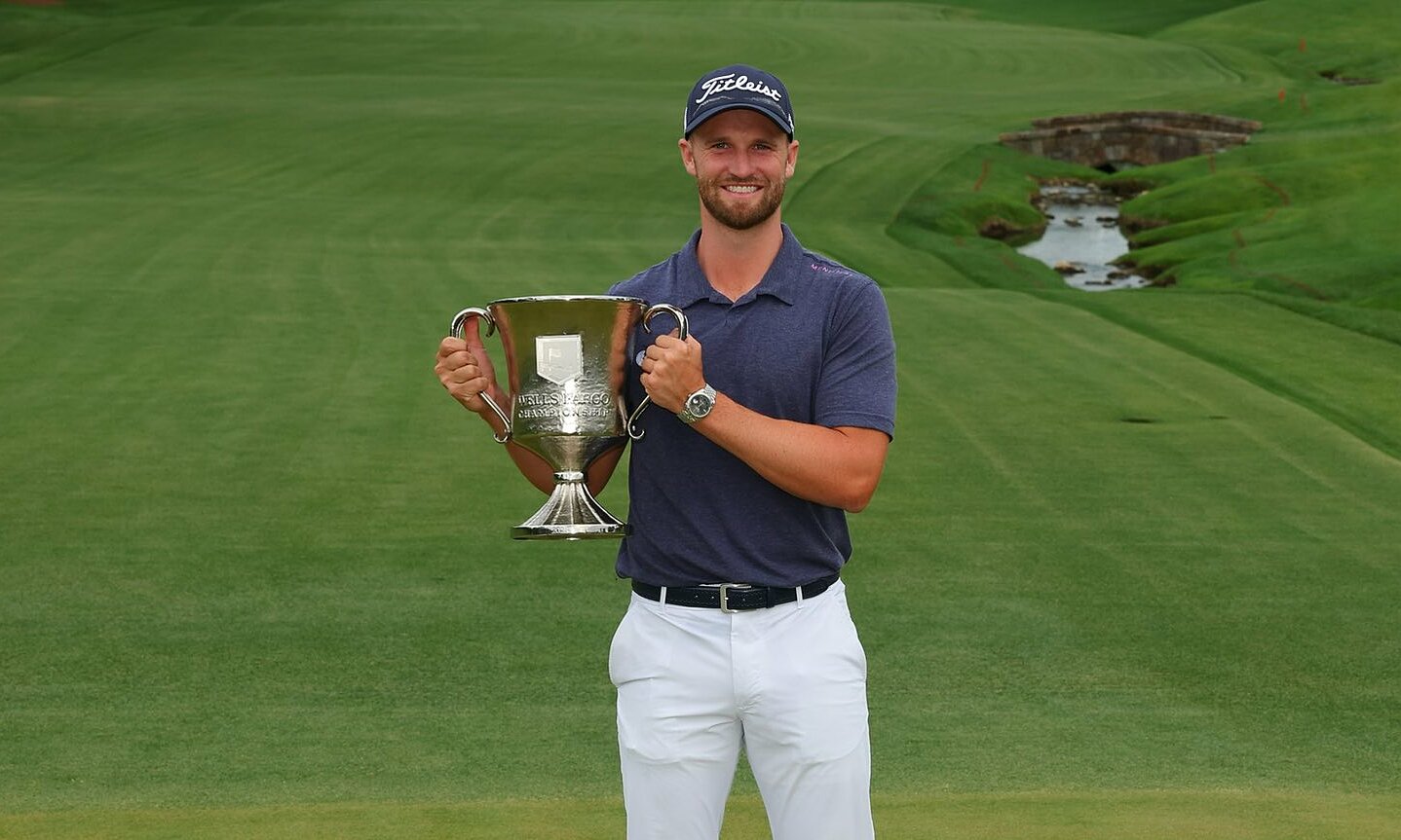 Clark nâng Cup Wells Fargo Championship. Ảnh: Twitter / Wyndham_Clark