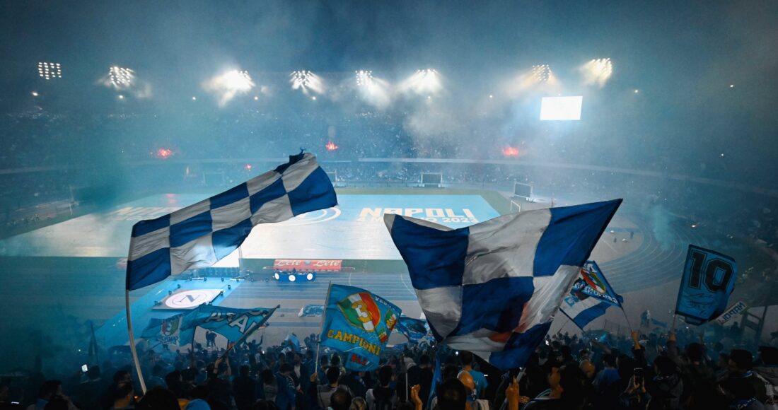 Người hâm mộ Napoli mừng vô địch trên sân Friuli tối 4/5. Ảnh: AFP