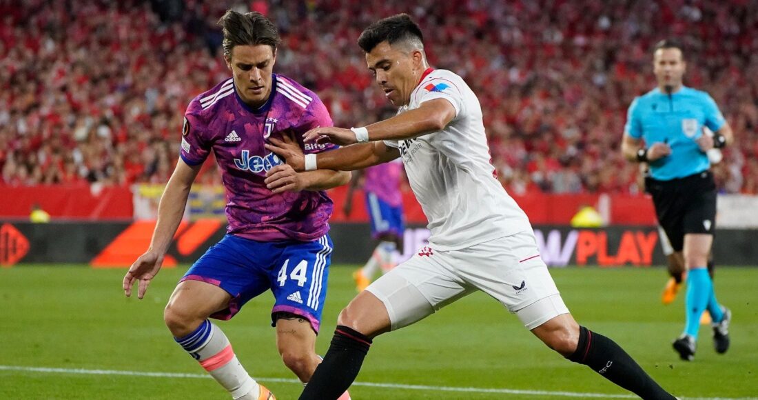 Nicolò Fagioli (số 44) ngăn một cầu thủ Sevilla đi bóng trong trận lượt về bán kết Europa League trên sân Sevilla ngày 18/5. Ảnh: Sevilla FC