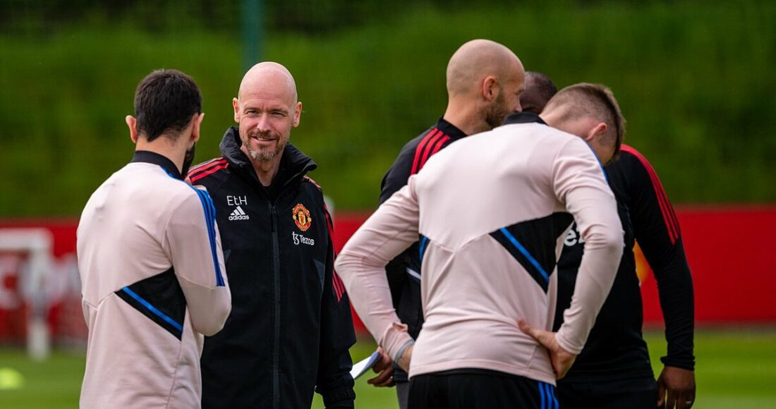 Ten Hag trò chuyện với Bruno Fernandes trên sân tập Man Utd ngày 18/5. Ảnh: manutd.com
