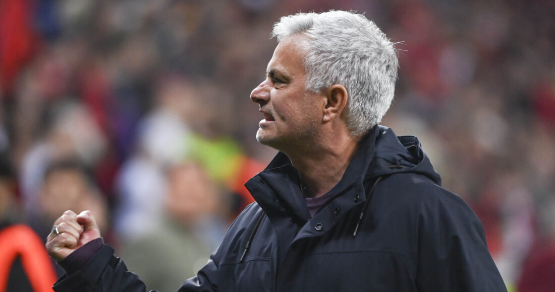 Mourinho phấn khích sau khi kết thúc trận bán kết lượt về Europa League trên sân Bay Arenal ngày 18/5. Ảnh: asroma.it