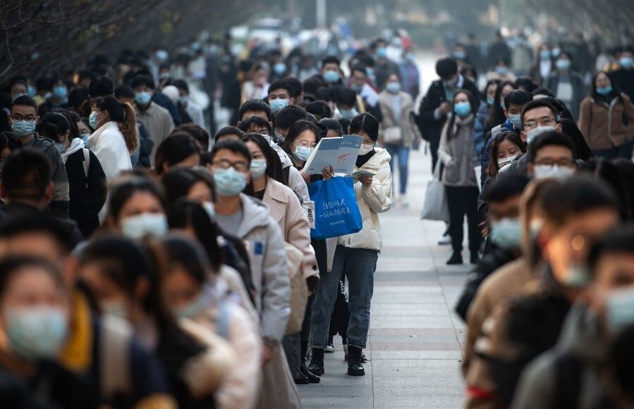 Các ứng viên xếp hàng tham dự kỳ thi tuyển công chức ở Vũ Hán, tỉnh Hồ Bắc, ngày 28/11/2021. Ảnh: AFP