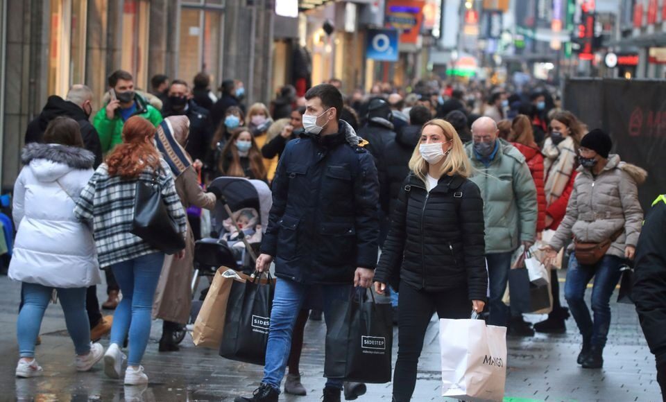 Người dân trên một phố mua sắm tại Cologne (Pháp). Ảnh: Reuters