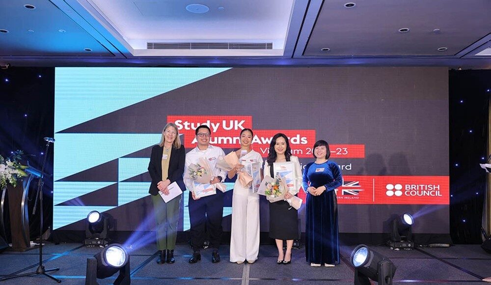 Trịnh Khánh Hạ (đứng giữa) tại buổi lễ trao giải thưởng Study UK Alumni Award 2023