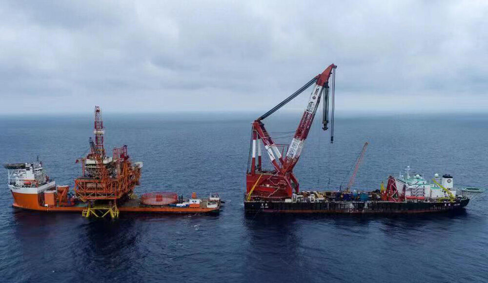 Giàn khoan ngoài khơi lớn nhất Trung Quốc, Ân Bình 20-4, hoàn thành lắp đặt phần nổi ở khu vực cửa sông Châu Giang, tỉnh Quảng Đông, phía nam Trung Quốc, ngày 13/5. Ảnh: CNOOC