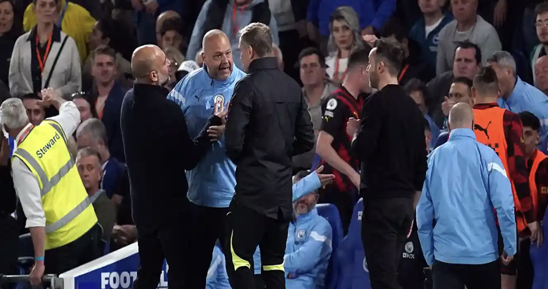 Guardiola (phía trước, bên trái) phàn nàn với trọng tài bàn sau khi Man City bị tước bàn ở trận hòa Brighton 1-1 tại Ngoại hạng Anh trên sân Amex tối 24/5/2023. Ảnh: PA