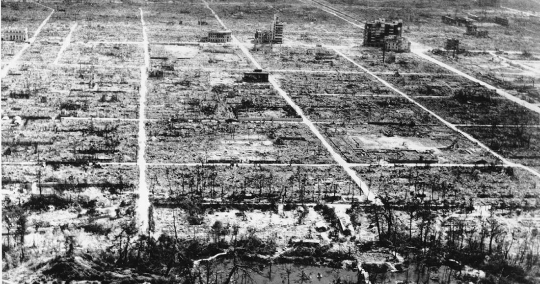 Khung cảnh Hiroshima 8 tháng sau vụ ném bom nguyên tử hôm 6/8/1945. Ảnh: AP.
